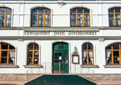 Das Restaurant Zum Griechen in Pliening von außen – zentral gelegen im Münchner Osten, gut erreichbar aus Poing, Markt Schwaben und Umgebung.