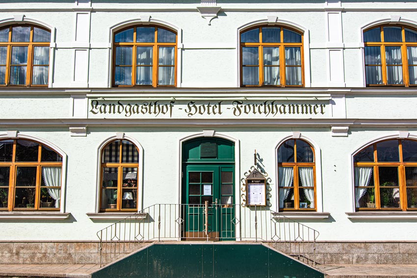 Das Restaurant Zum Griechen in Pliening von außen – zentral gelegen im Münchner Osten, gut erreichbar aus Poing, Markt Schwaben und Umgebung.
