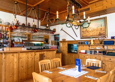 Gastraum mit Bar im Restaurant Zum Griechen in Pliening – ideal für gesellige Abende mit Freunden, Familie oder Vereinen.
