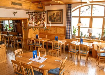 Das Ambiente im Restaurant Zum Griechen in Pliening – traditionelle Einrichtung und gemütliche Wirtshausatmosphäre.