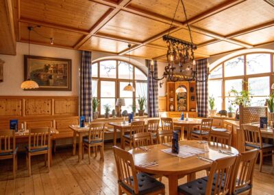 Einblick in den gemütlichen Hauptgastraum im Restaurant Zum Griechen in Pliening – bayerische Wirtshausatmosphäre trifft griechische Küche.