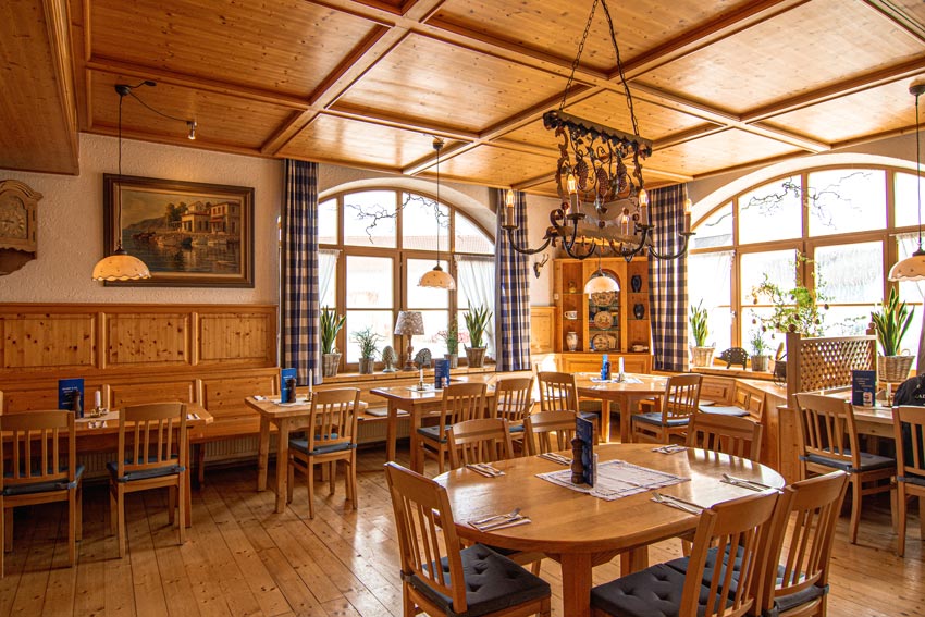 Einblick in den gemütlichen Hauptgastraum im Restaurant Zum Griechen in Pliening – bayerische Wirtshausatmosphäre trifft griechische Küche.
