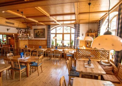 Das Ambiente im Restaurant Zum Griechen in Pliening – traditionelle Einrichtung und gemütliche Wirtshausatmosphäre.