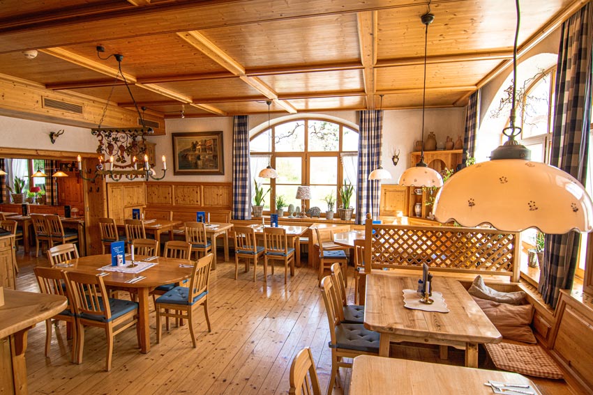 Das Ambiente im Restaurant Zum Griechen in Pliening – traditionelle Einrichtung und gemütliche Wirtshausatmosphäre.