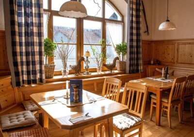 Einblick in die Stube im Restaurant Zum Griechen in Pliening – warme Atmosphäre für entspannte Abende.