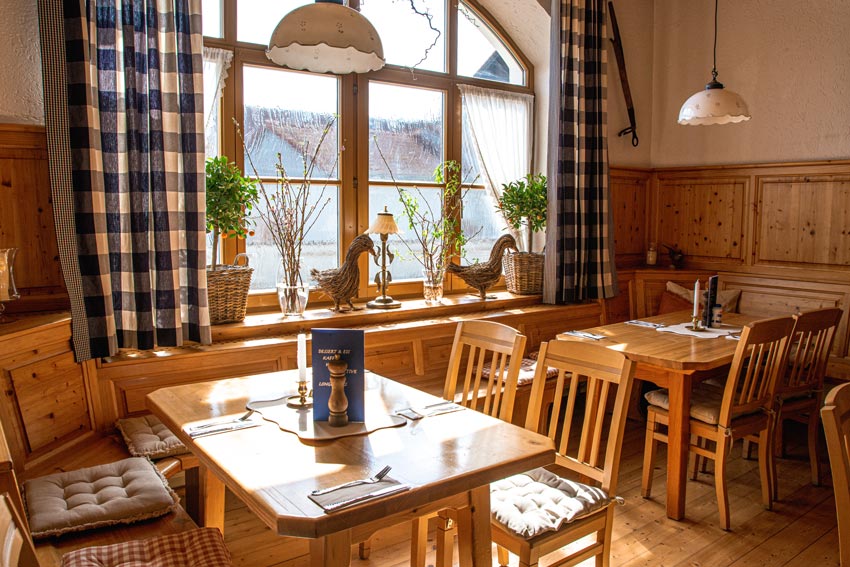 Einblick in die Stube im Restaurant Zum Griechen in Pliening – warme Atmosphäre für entspannte Abende.