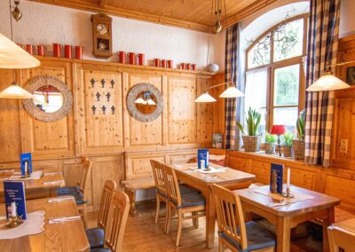 Gemütlicher Nebenraum im Restaurant Zum Griechen in Pliening – ideal für kleinere Gruppen, Vereine und Stammtische.