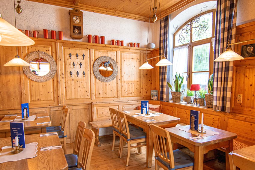 Gemütlicher Nebenraum im Restaurant Zum Griechen in Pliening – ideal für kleinere Gruppen, Vereine und Stammtische.