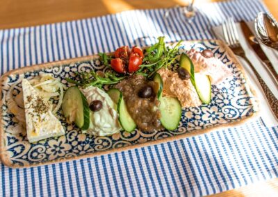 Griechische Vorspeisen wie Tzatziki, Feta und Antipasti im Restaurant Zum Griechen in Pliening – ideal zum Teilen.