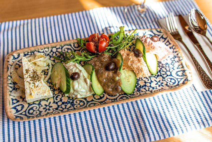 Griechische Vorspeisen wie Tzatziki, Feta und Antipasti im Restaurant Zum Griechen in Pliening – ideal zum Teilen.